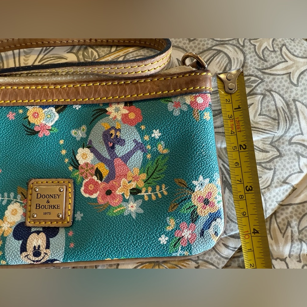 Disney Dooney & Bourke Epcot International Flower & Garden Festival wristlet - Picture 6 of 13